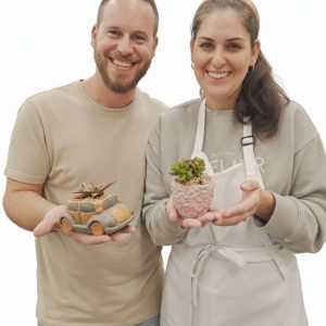 עציץ בטון מעוצב דגם "מכונית חיפושית רטרו" כולל סוקולנט – מחלקת כלי תחבורה