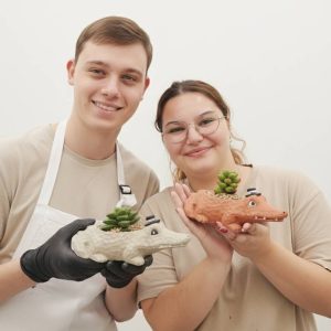 עציץ בטון מעוצב דגם "תנין" כולל סוקולנט – מחלקת בעלי חיים