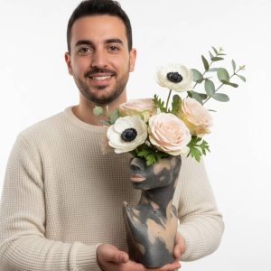 אגרטל בטון פיסולי מעוצב דגם "דיוקן האבן" – קולקציית Premium
