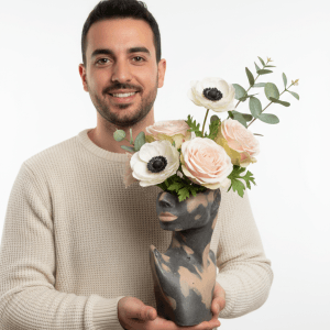 עמוד הבית 5 אגרטל "פסל פנים כהה"