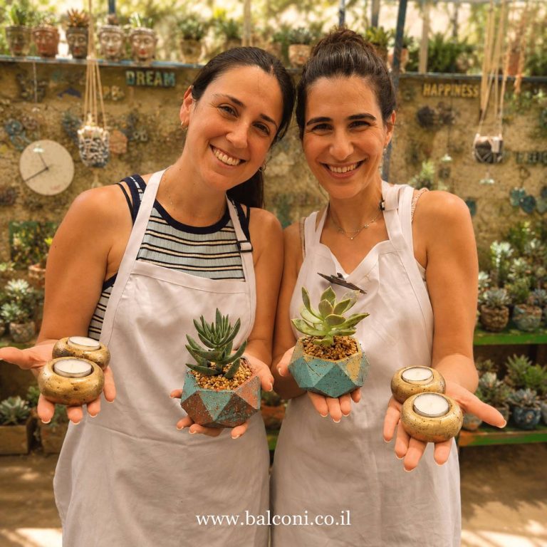 סט שני מעמדי בטון בעיצוב חלוקי נחל אורגניים – כולל נרות ריחניים — יצירת בטון בעבודת יד של "לעוף על המרפסת"