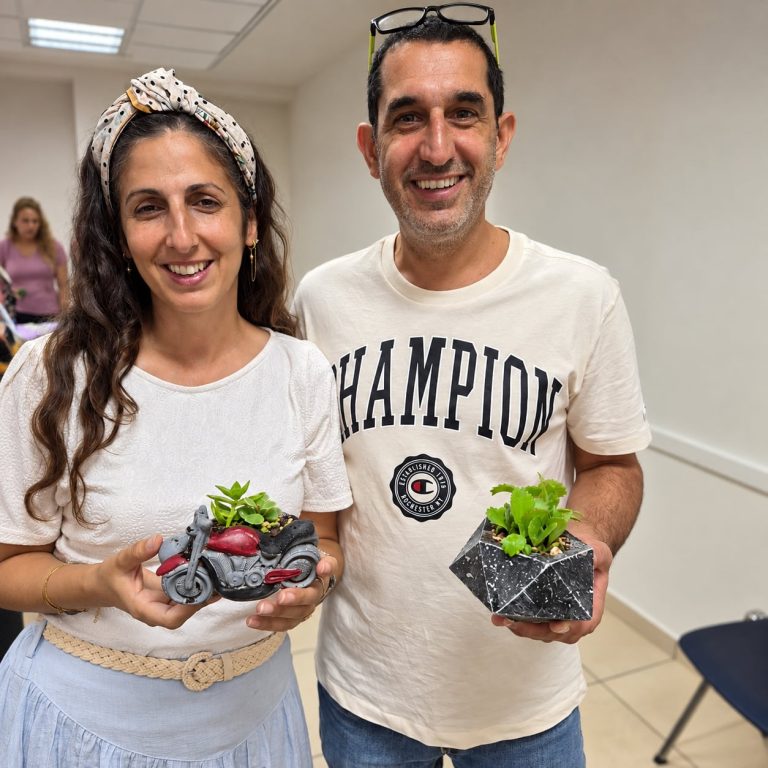 זוג מחזיק עציץ בטון בדמות אופנוע ועציץ גאומטרי