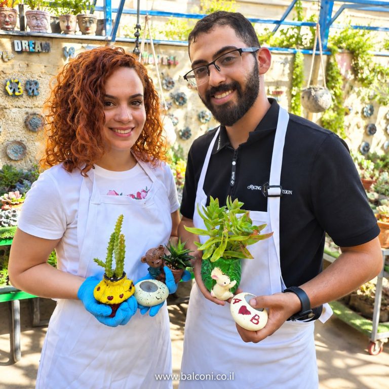 זוג מציג עציצים ויצירות בטון קטנות שהכין בסדנה