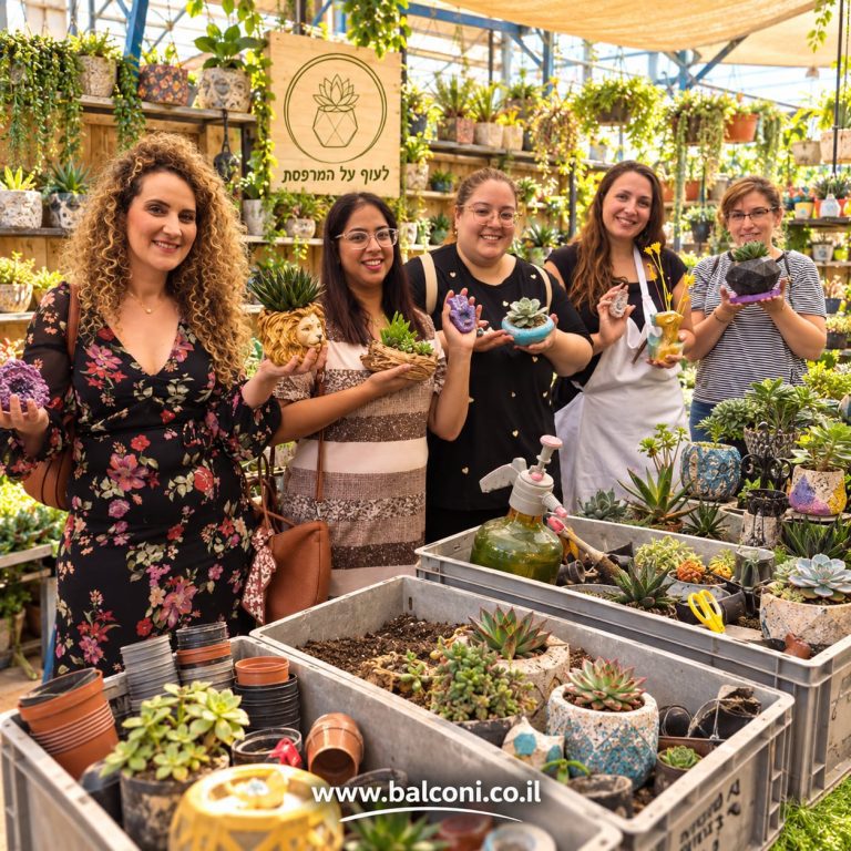 חמש משתתפות מציגות את עציצי הבטון שיצרו בסדנה
