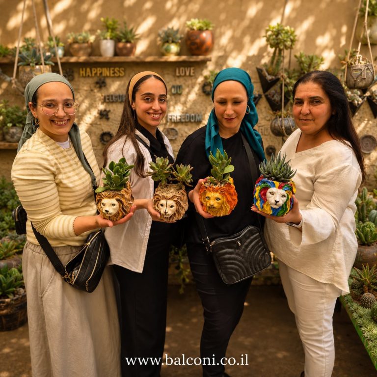 ארבע משתתפות מחזיקות עציצי בטון בדמות ראש אריה בצבעים שונים